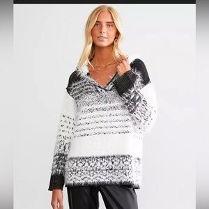 Buckle Fuzzy V-Neck Striped Sweater - Black & White